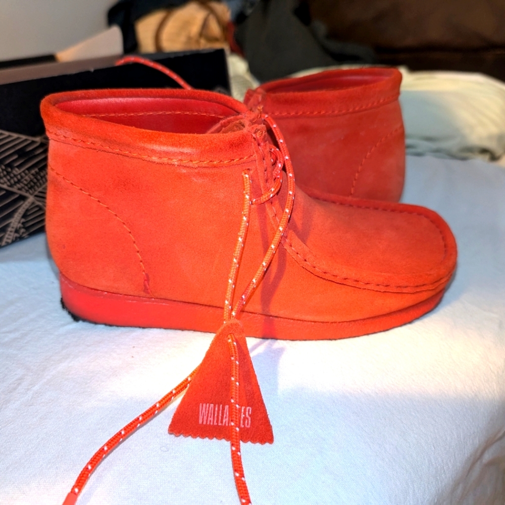 WALLABEE SUEDE DESERT BOOTS IN RED